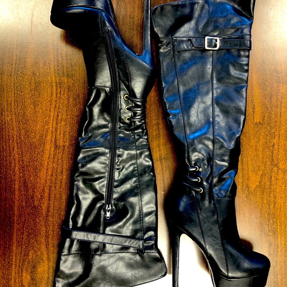 Black knee high platform heeled boots (7M)